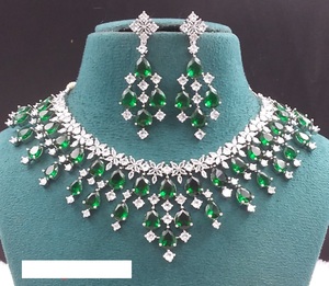 Conjunto de joyería de collar y pendientes de AD Premium perfecto para bodas, festivales, fiestas, trajes nupciales y ropa de moda étnica - Product Image 1