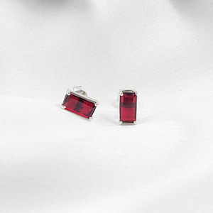 Boucles d'oreilles clous en argent sterling avec pierre précieuse grenat baguette - Bijoux de naissance en gros - Product Image 2
