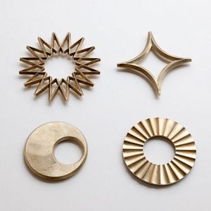 Vente à Chaud Ensemble de Sous-Verres Géométriques en Métal en Or Rose et Argent Ensemble de Dessous de Verre Artistique Unique Décor de Dessous de Verre de Table à vendre - Product Image 3