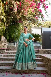 Lehenga liso con estampado clásico con tafetán de seda Dupatta adornado con lentejuelas y borde de trabajo Zari intrincado para colección de bodas - Product Image 4
