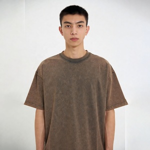 T-shirt délavé style urbain en coton vieilli, coupe décontractée et confortable, idéal pour un look streetwear moderne - Product Image 1