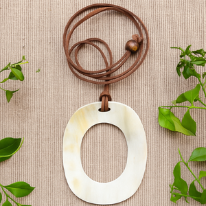 สร้อยคอจี้ทรงกลมทำมือจากเขาควายแท้ กันน้ำ สไตล์โมเดิร์น ยี่ห้อ Rani Industries รุ่น RI218 ของขวัญสำหรับงานแต่งงาน - Product Image 1