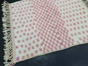 Nouveau tapis rose et blanc tendance tapis berbère à carreaux tissé à la main Unique Beniourain tapis marocain au prix de gros - Product Image 6