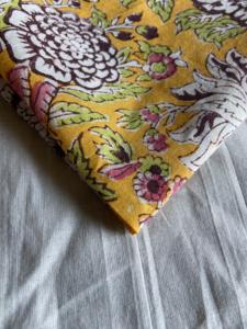 Tela de Algodón Estampada a Mano con Diseño Floral Amarillo Mostaza, Patrón Botánico Europeo Vintage - Product Image 3