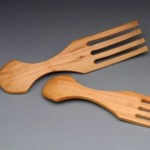 Serveur à salade, pinces élégantes, design en bois, mains à salade, aide de cuisine, fourchette à salade en bois - Product Image 1