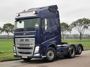 Camion tracteur Volvo FH 500 6x2 2015 avec cabine à toit haut, calandre chromée bleu foncé et phares LED - Product Image 1