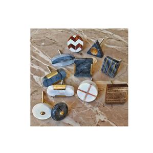 Bouton de tiroir en pierre de marbre avec accessoires de maison en laiton et boutons en pierre de marbre de décoration de maison de toutes les formes de conception avec du laiton - Product Image 1