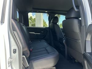 Big White 2024 Nissan Titan 2017 Crew Cab 4WD (seminuevo-Excelente estado) con paquete de utilidad de arranque remoto - Product Image 6