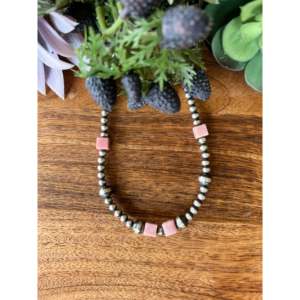 Collier à motif géométrique Navajo en corail rose et argent sterling avec perles graduées - Product Image 1
