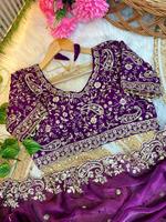 Sari en satin de qualité supérieure avec broderie sur le pallu et travail de fil d'or argenté avec bordure en découpe en arc