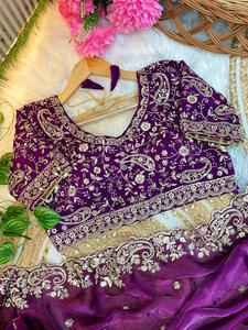 Sari de satén premium con bordado en el pallu y trabajo de hilo de zari plateado con borde de corte arcoíso. - Product Image 2