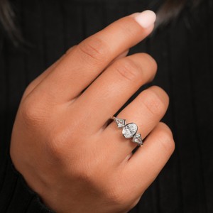 Anillo de Compromiso Personalizable con Circonita Cúbica de Corte Ovalado, Plata 925, Engaste de Bisel, Piedras Laterales con Corte Kite, Joyería Fina de Lujo - Product Image 3