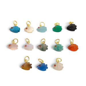 Charmes de sculpture de poisson faits à la main Fournisseurs de bijoux de sculpture de poisson en gros indien Pendentifs sculptés de poisson de taille de pierre précieuse naturelle 12x8mm - Product Image 4