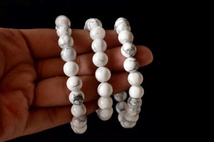 Bracelet de guérison en howlite blanche de 8 mm de qualité supérieure, vente en gros, pour la méditation et la création de bijoux - Product Image 1