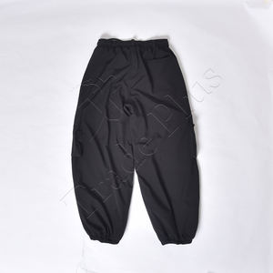Pantalon de neige noir unisexe avec patch à carreaux, taille à cordon de serrage, poche zippée de rangement, revers élastiques et coupe ample - Product Image 2
