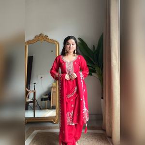 Salwar kameez de luxe en chinon avec un haut orné de broderies lourdes et un pantalon palazzo avec un dupatta en chinon assorti pour la saison des fêtes, directement de l'usine - Product Image 1