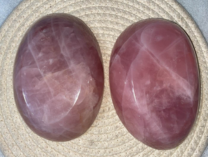 Pyréamides de cristal de quartz rose polies, bols chantants, environ 1 kg chacun, pour la guérison et la décoration des fêtes - Product Image 2