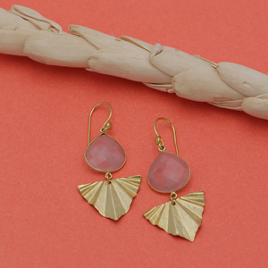 Pendientes colgantes de corazón de cuarzo rosa de latón DUA al por mayor | Joyería de boda de moda chapada en oro de 18 quilates hecha a mano | Proveedor indio para mujeres - Product Image 2