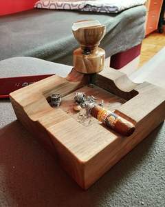 Cendrier en bois fabriqué à la main pour une durabilité à long terme offrant un style confortable et une finition en bois intemporelle - Product Image 1