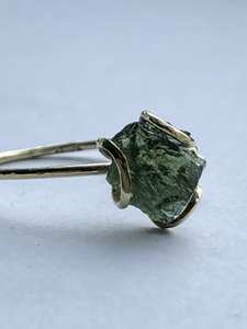 Bague en or moldavite brute bague fleur en or massif 14 carats cadeau pour femmes et filles cadeau d'anniversaire pour sa bague de fiançailles unique - Product Image 2