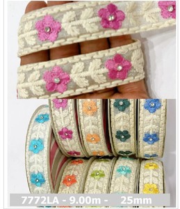 การตัดแต่งลูกไม้ปักลายดอกไม้ที่สง่างามทำขึ้นบนผ้าโปร่งเนื้อบางละเอียดหรือผ้าออแกนซ่าเหมาะสำหรับกูตูร์ - Product Image 4