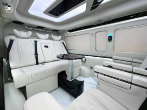 Conversion de fourgon Aspire |   7 places, sièges en <span class=keywords><strong>cuir</strong></span>, intérieur blanc, séparateur d'intimité, transmission automatique, LED, luxe pour Hiace - Product Image 4