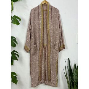 Robe en Soie Recyclée Kimono Vintage Élégante et Luxueuse pour Hommes, Satin XL, Style Unique et Moderne - Product Image 6