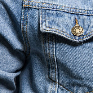 Chaqueta vaquera ajustada a la moda para hombre, chaqueta vaquera informal con botones y cuello alto y roturas desgastadas para invierno - Product Image 4