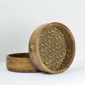 Bol de service en bois de manguier de luxe avec impression hexagonale en émail noir et or, bol profond pour collations et salades, décoration de table à manger - Product Image 1