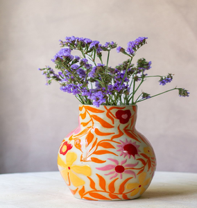 Conjunto de tres jarrones de cerámica en forma de rosquilla de color pastel con encantadores detalles florales, disponibles a precios de mayorista. - Product Image 2