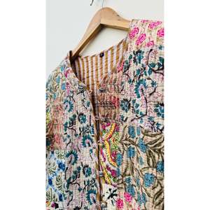 Veste matelassée réversible en coton patchwork style bohème indien faite à la main pour femmes et jeunes filles, motif floral, style bomber universitaire, manteau d'hiver XL pour le printemps - Product Image 3