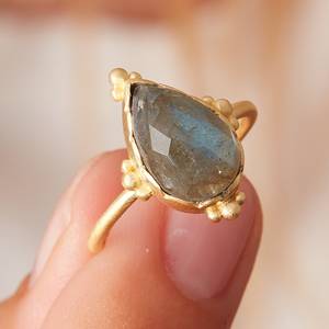 Nouvelle conception pour les femmes, bague en labradorite, anneaux en argent sterling 925, anneaux de luxe à la vente chaude, pierre précieuse grise irisée à bas prix - Product Image 1