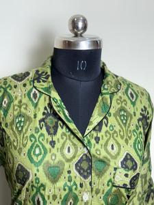 เสื้อพิมพ์ลาย Ikat สีเขียวสำหรับผู้หญิง, เสื้อเชิ้ตแขนยาวลาย Ikat ผ้าฝ้ายสีเขียว - Product Image 3