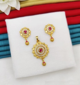 Conjunto de joyería americana de diseño para novias con gargantilla, collar, pendientes disponibles a precios asequibles - Product Image 1