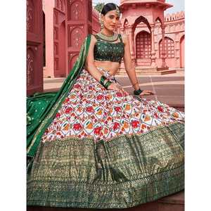 Magnifique Lehenga Choli en soie Dola avec dupatta, imprimé Patola vert, robe de soirée - Product Image 1
