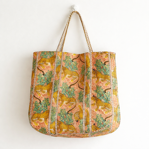 Sac fourre-tout chic Savannah Loom Artisan, imprimé léopard matelassé - Sac fourre-tout artisanal durable pour tous les jours - Product Image 1