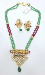 Collier pendentif Kundan tendance classique avec pierres vertes et boucles d'oreilles | Bijoux pour femmes, fêtes, mariage et occasions culturelles - Product Image 2