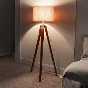 Lámpara de Pie con Trípode de Madera y Pantalla de Tela Marrón |   Lámpara de Pie Decorativa con Pantalla de Yute Marrón LED, Suministro al por Mayor - Product Image 1