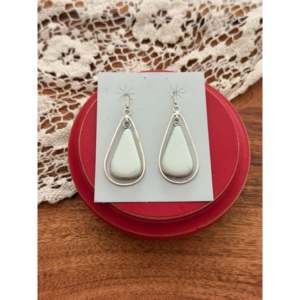Boucles d'oreilles pendantes en opale (synthétique) et argent sterling, motif goutte d'eau, fabriquées à la main par des artisans Navajo - Product Image 1