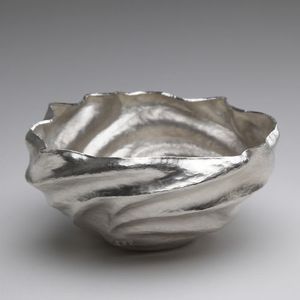 Elegante tazón de aluminio texturizado, ideal para la decoración de interiores, que ofrece una artesanía metálica de primera calidad para el hogar. - Product Image 5