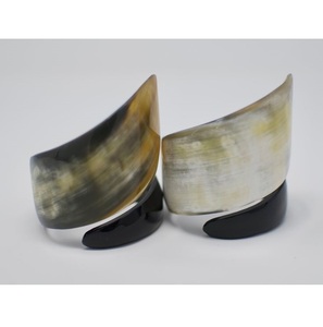 Brazalete Único de Cuerno de Buey para Uso Diario y Eventos Especiales, Diseño Hecho por Dios, Artesanía de Gracia - Product Image 1