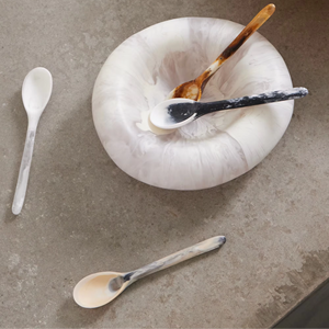 Elégant ensemble cuillère à salade fourchette en résine beige marbrée ustensiles en acrylique faits à la main vaisselle moderne pour dîner et service de mariage - Product Image 1