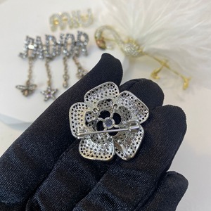 Broche de Aleación con Flor de Camelia Negra Vintage y Pedrería, Joyería Nupcial para Bolsos de Fiesta o Regalos Infantiles - Product Image 6