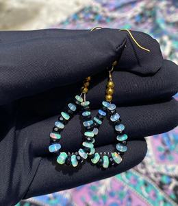 Boucles d'oreilles pendantes en opale éthiopienne naturelle et spinelle noir, boucles d'oreilles en pierres précieuses faites à la main, 3x4,5 mm, pierre de naissance d'octobre, cadeau de bijoux - Product Image 1