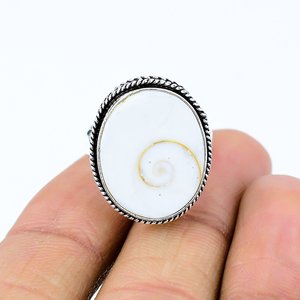 Anillo Artesanal con Piedra Ojo de Shiva, Bisel Ovalado de Concha, Estilo Boho, Joyería para Uso Diario - Product Image 1