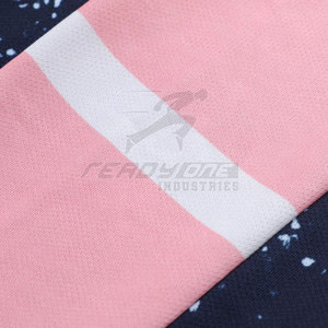 Uniforme de baloncesto versátil para hombres sublimado y a prueba de decoloración para el día del juego construido para soportar cualquier condición de verano - Product Image 4