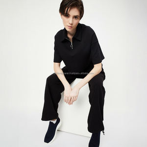 Nardon Apparel, camiseta sin mangas recortada personalizada para mujer, cintura alta, corte ajustado con interior elástico corto y decoración de botones para el verano - Product Image 1