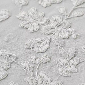 Dentelle florale brodée pour la confection de robes, matière polyester, motif délicat, tissu artisanal doux, design de vêtements, couture - Product Image 2