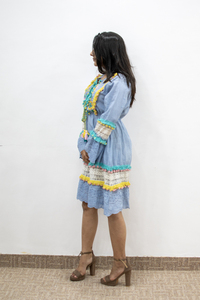 Robe midi bohème bleu vif en coton 100% avec dentelle brodée et imprimé floral, col en V, lavable, idéale pour les sorties décontractées et les vacances en plein air - Product Image 3