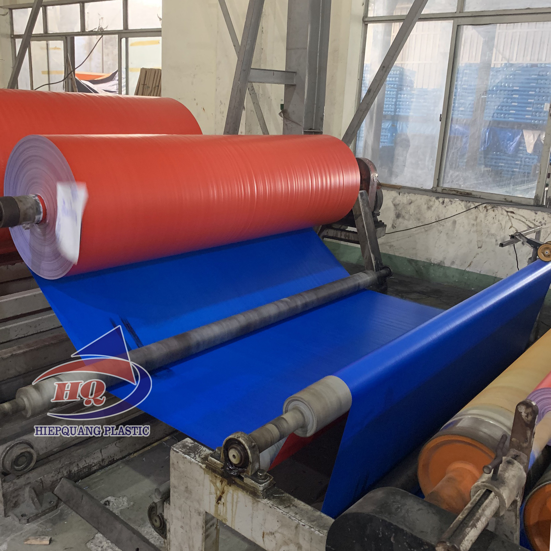 Woven PE Tarpaulin Mesh Fabric Heavyweight (200g/m) Waterproof & Tear-Resistant Customizable Width for Industrial Home Car Use